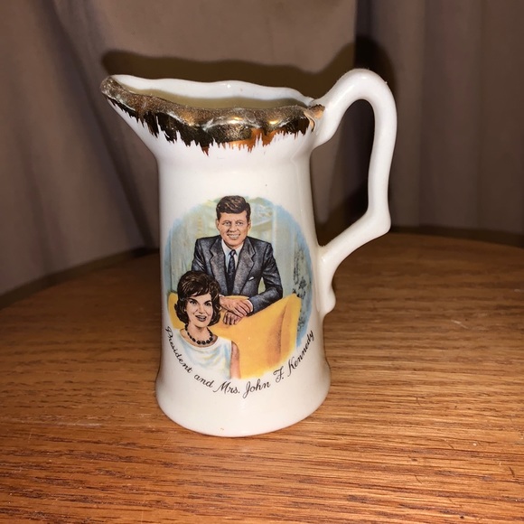 Made in USA miniature pitcher John F Kennedy & Mrs. Kennedy porcelain gold leaf - Picture 1 of 6